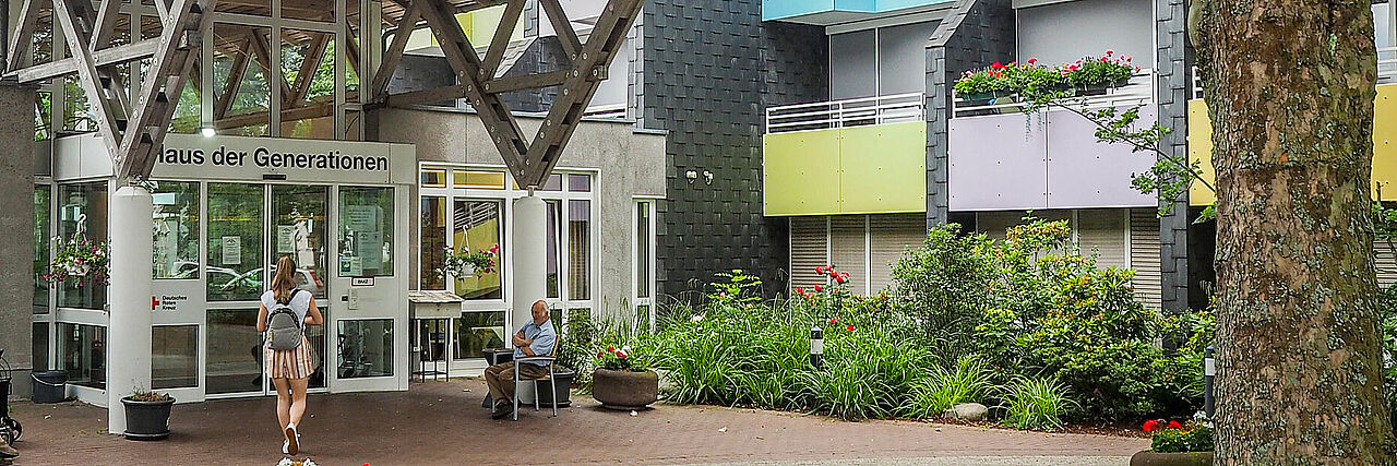 Eingang der DRK-Pflegeeinrichtung "Haus der Generationen"
