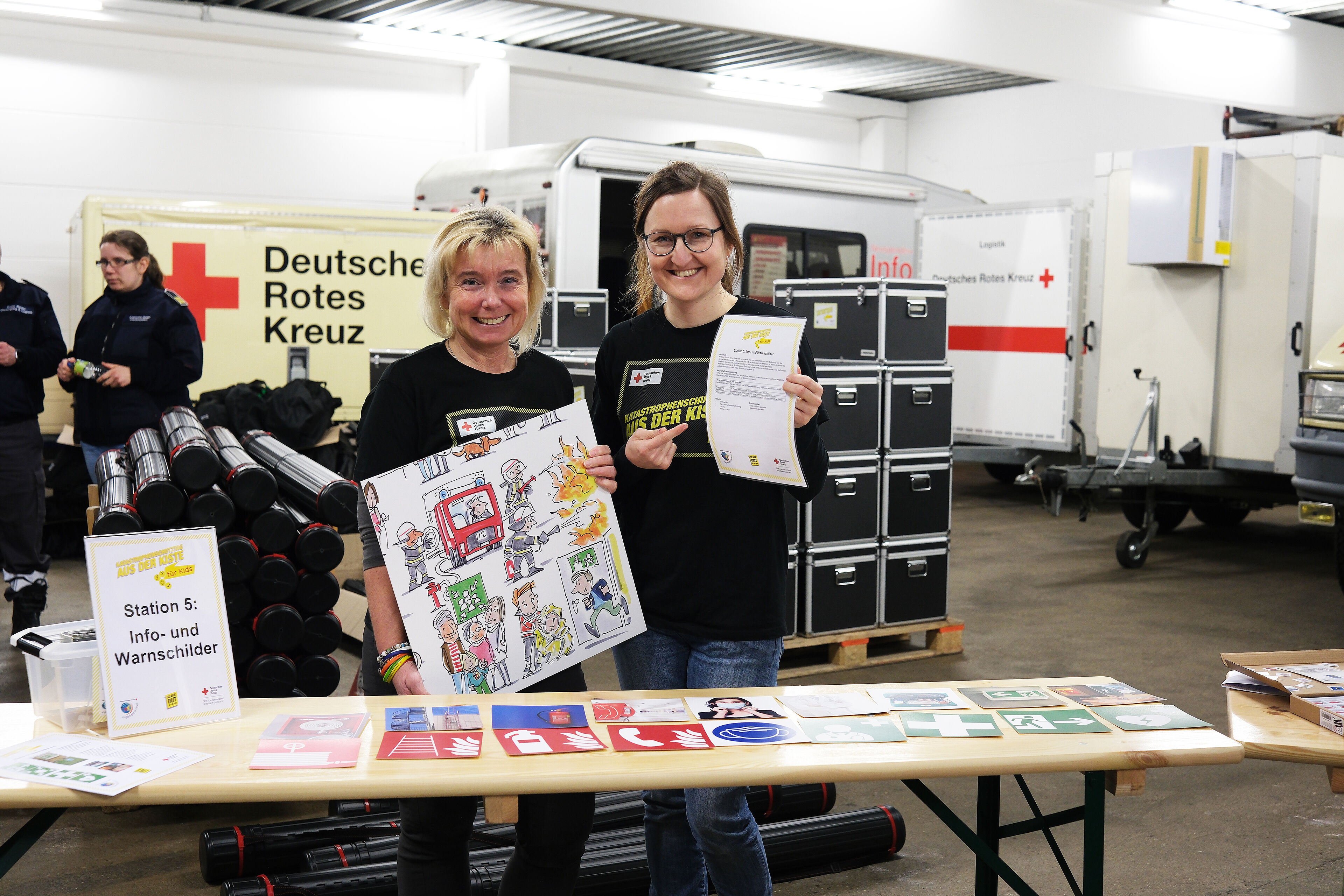 Zwei Frauen präsentieren Materialien für den "Katastrophenschutz aus der Kiste".