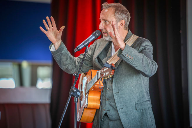 Ein Mann mit Gitarre.