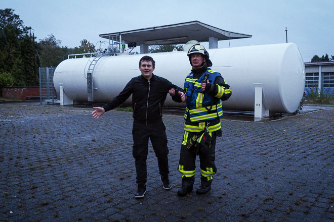 Ein Feuerwehrmann beruhigt einen Beteiligten.