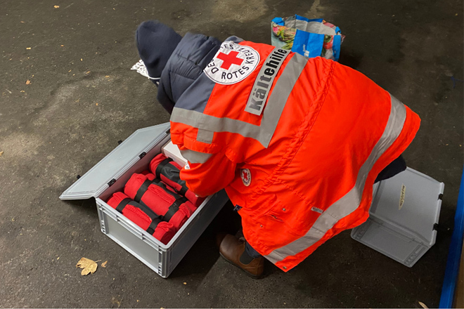 DRK-Helfer mit roter Einsatzjacke.